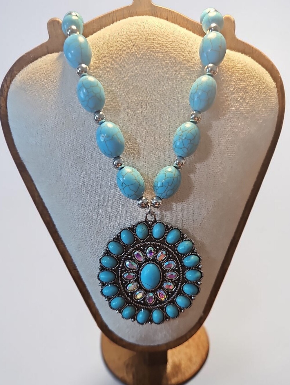 Sassified Boutique Nwt Turquoise Like Beaded Pendant Necklace.